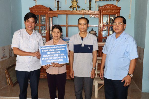 Đoàn đại biểu Quốc hội tỉnh Quảng Nam khóa XV trao tặng 50 triệu đồng hỗ trợ sửa chữa nhà cho thân nhân ông Bhơríu Prăm