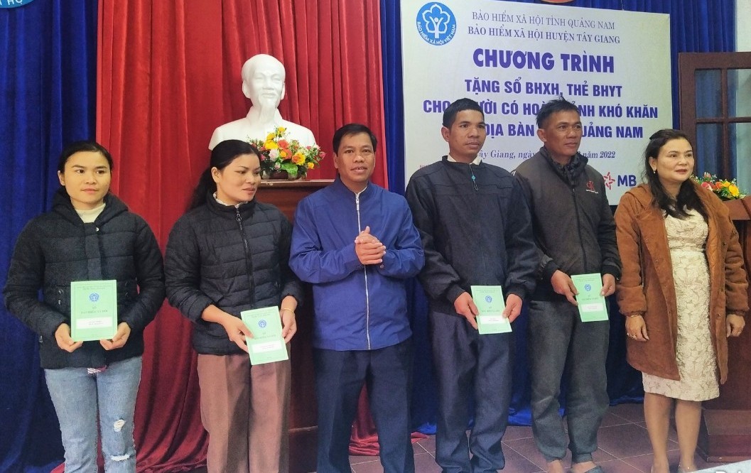 BHXH huyện Tây Giang trao tặng 12 sổ BHXH cho người có hoàn cảnh khó khăn