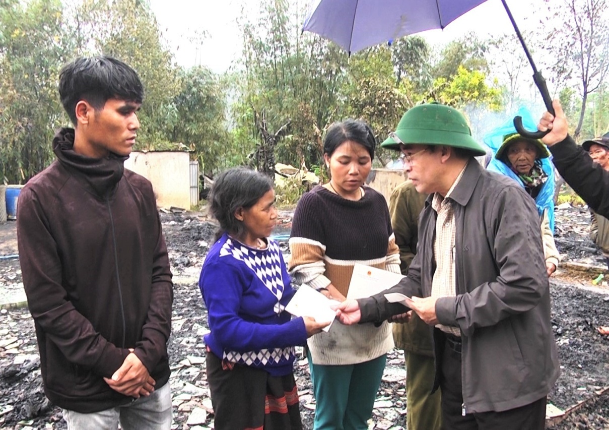Phó Chủ tịch UBND tỉnh Trần Anh Tuấn thăm các gia đình bị cháy nhà tại Tây Giang