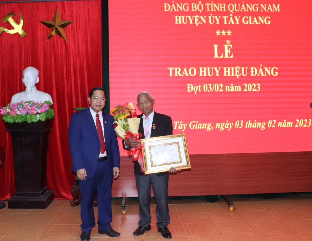 Huyện ủy Tây Giang trao Huy hiệu Đảng cho đảng viên