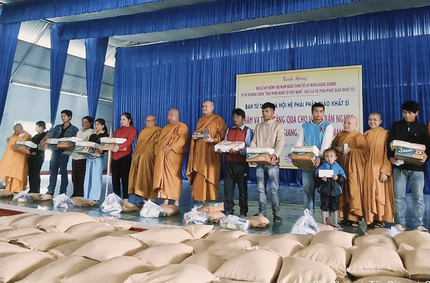 Hơn 500 triệu đồng trao quà từ thiện cho đồng bào khó khăn Tây Giang